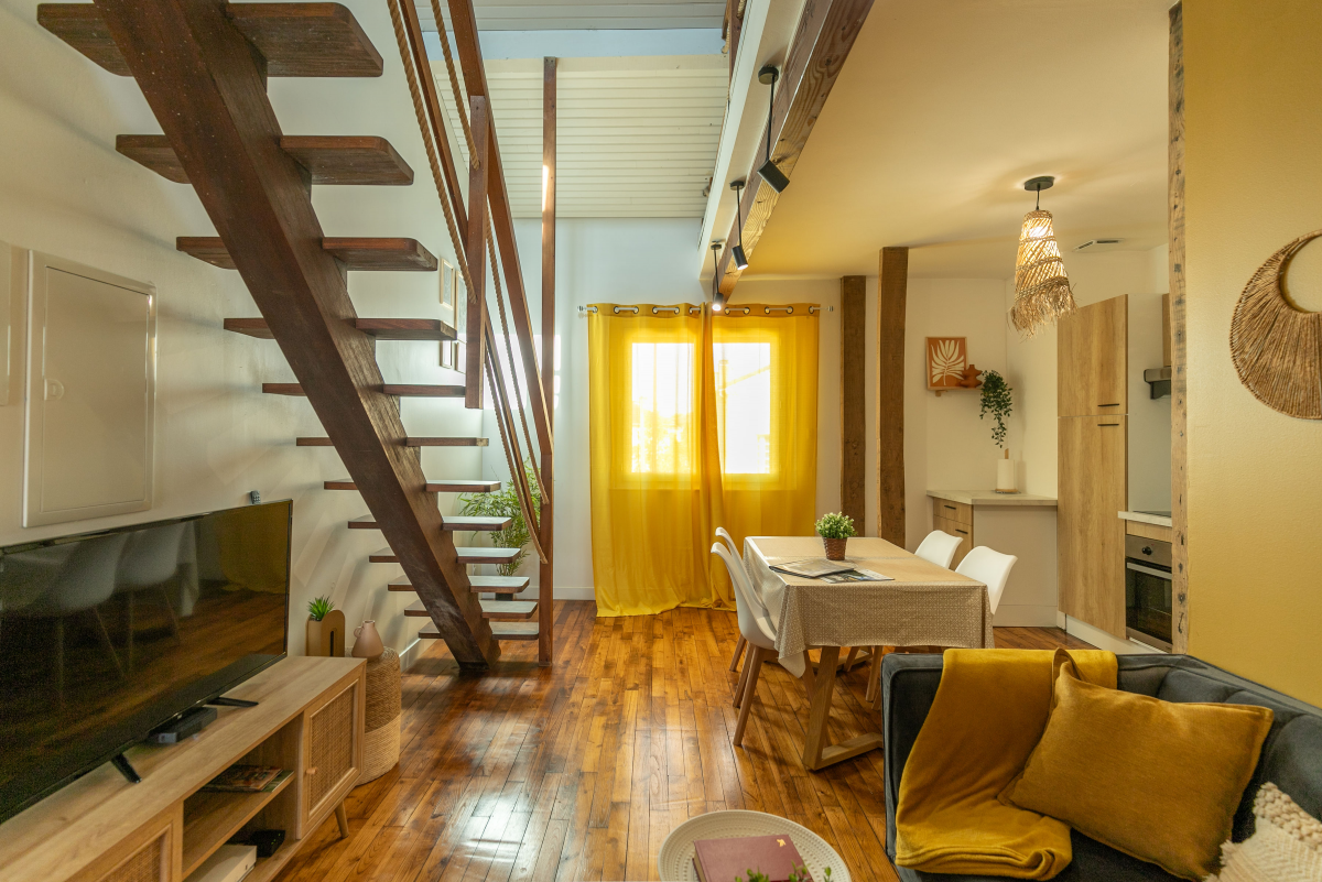 Le Boho — salon avec escalier bois et touches bohèmes, Bergerac