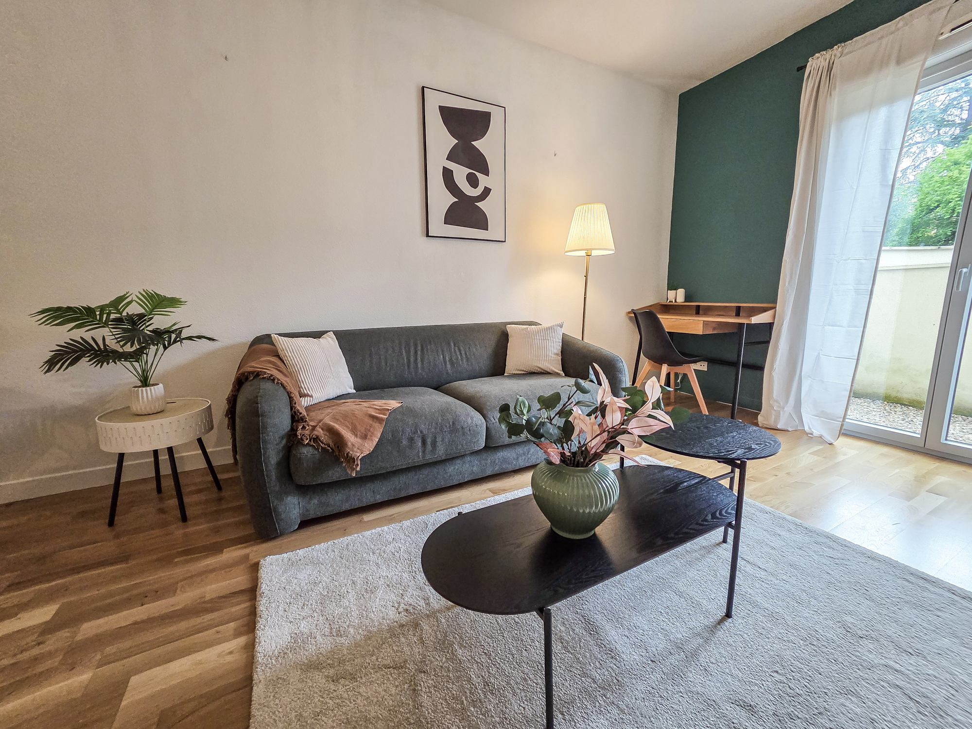 L'Haussmann — salon contemporain avec canapé gris et bureau, Bergerac