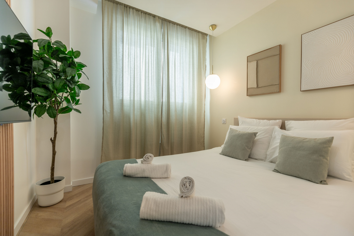 Le Lusso — chambre premium aux tons sauge et lin, Bergerac